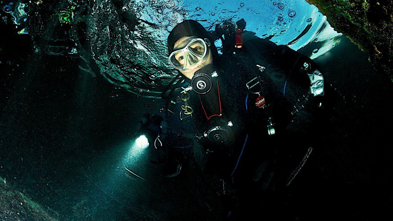divers use OrcaTorch dive torch 