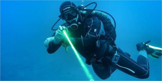 A Dive Light with Green Laser and White Light | Dive Gear