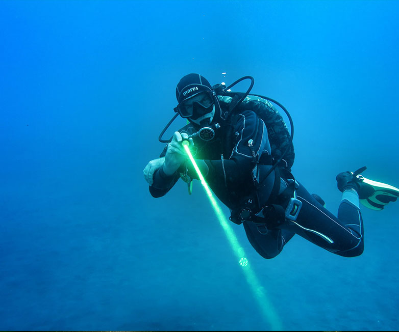 OrcaTorch D570-GL best green laser dive light