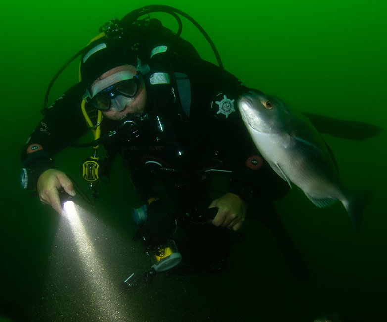 OrcaTorch D570 1000 lumens dive light for scuba diver