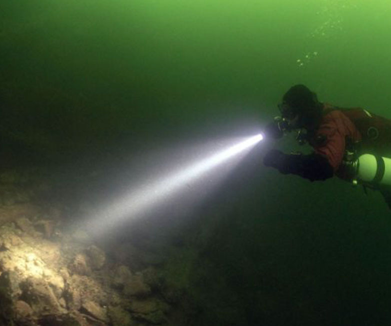 scuba diving light with powerful light