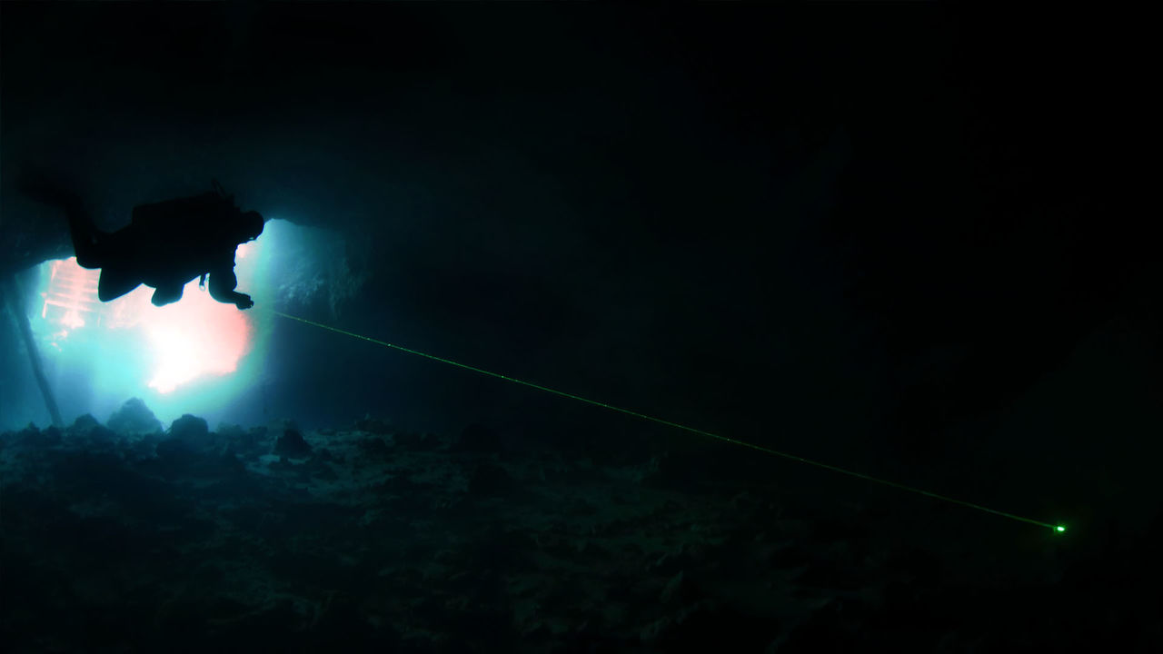 OrcaTorch D570 1000 lumens dive light for scuba diver
